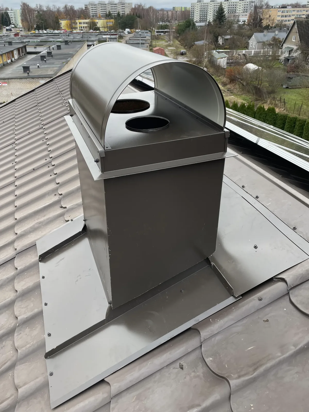 Eritellimusel ventilatsioonikate valtsplekk-katusel